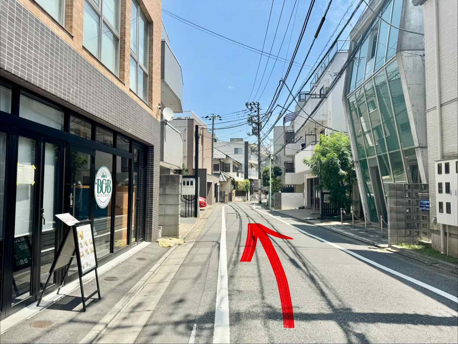 事務所までの道順：しばらく進む
