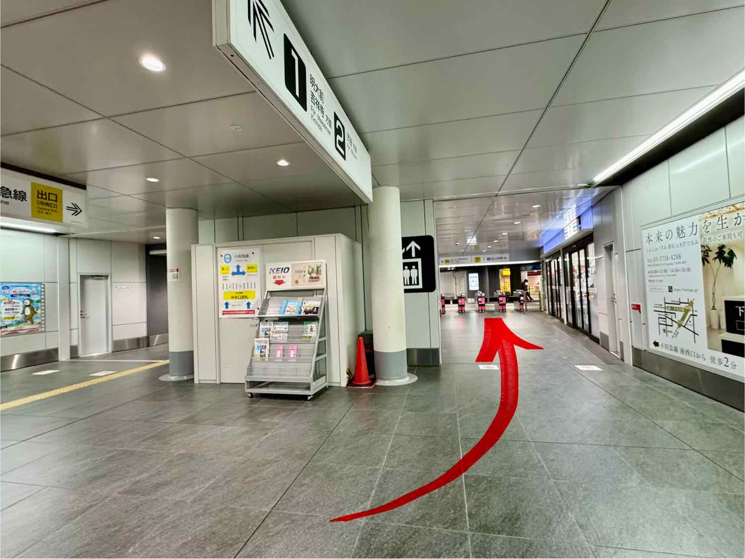 事務所までの道順：エスカレーターを降りる