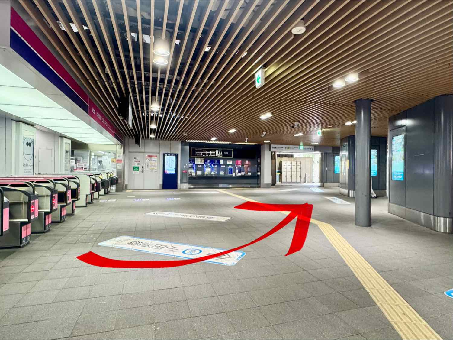 事務所までの道順：京王中央口改札を出たところ
