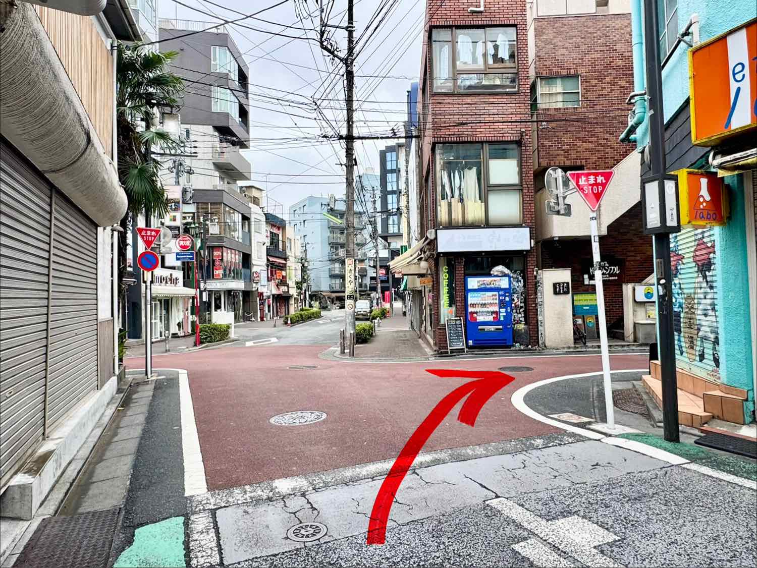 事務所までの道順：三叉路を右に曲がる場所